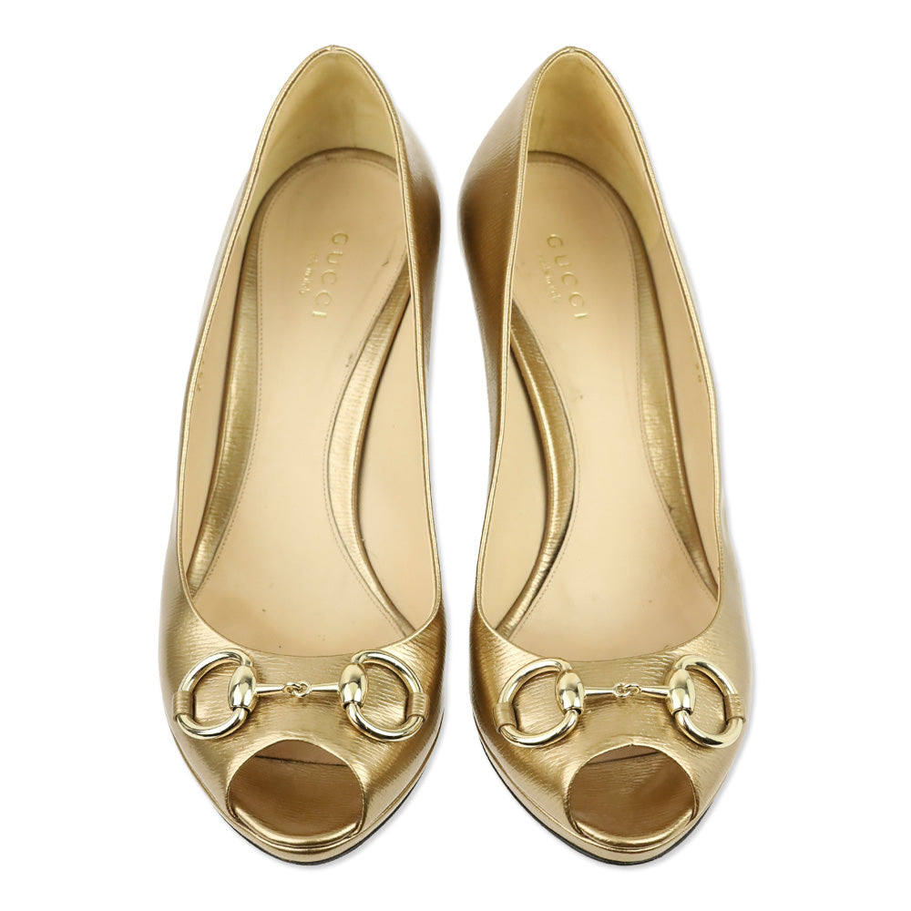 Gucci Gold Metallic Grained Leather Horsebit Peep Toe Pump