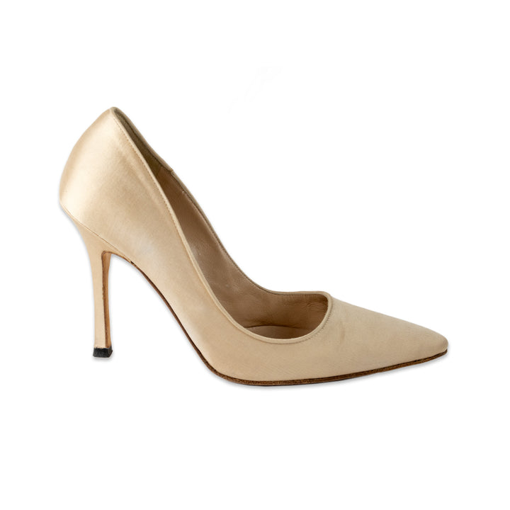 Manolo Blahnik Nude Satin Pumps with a Pointed Toe