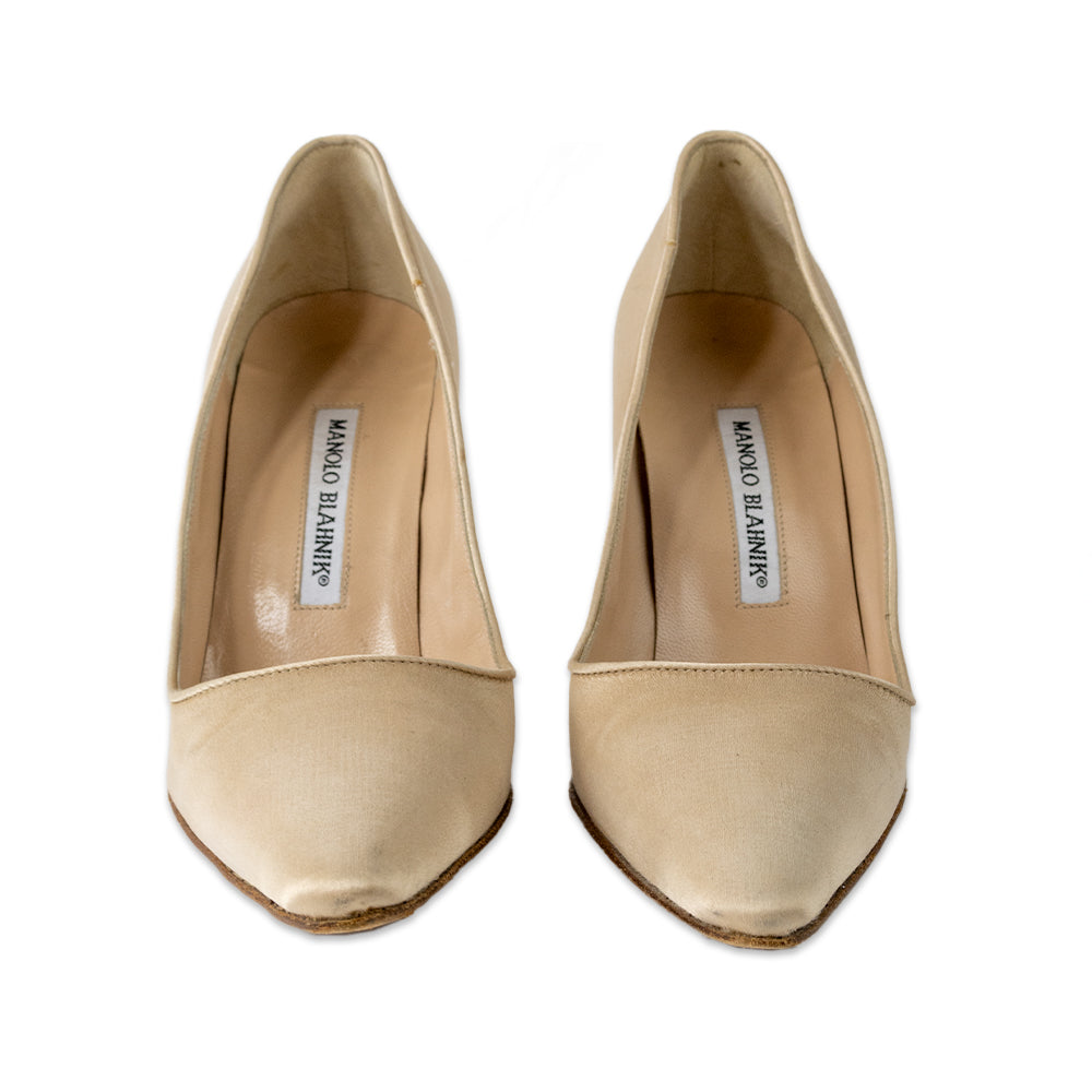 Manolo Blahnik Nude Satin Pumps with a Pointed Toe