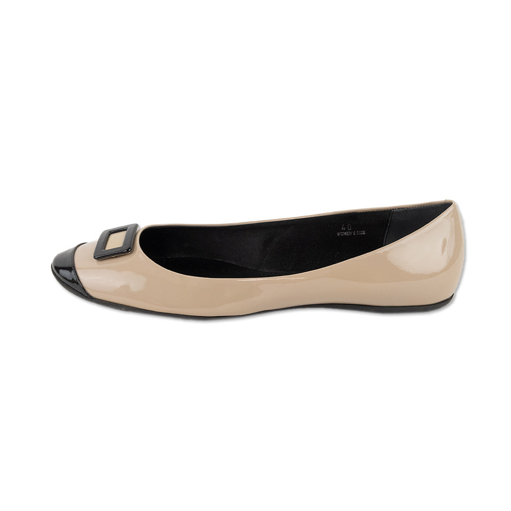 Roger Vivier Beige Patent Leather Round Toe Flats with Small Buckle