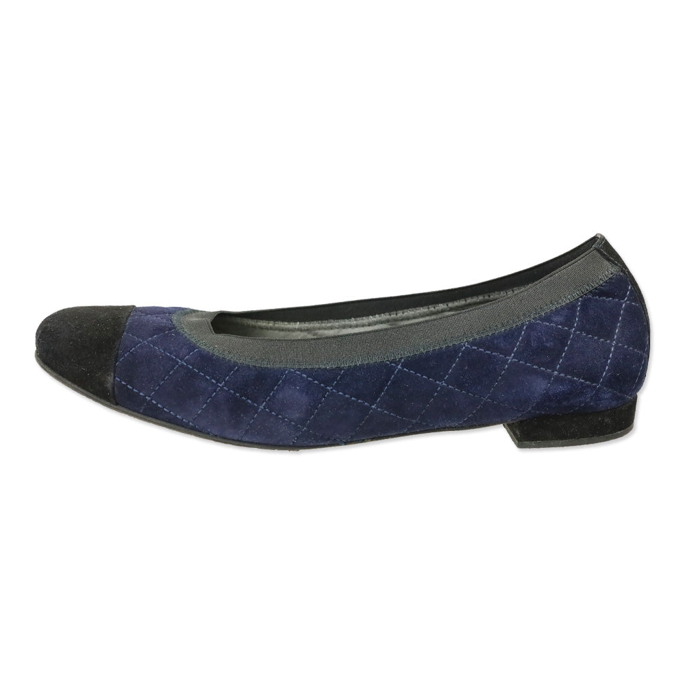 Stuart Weitzman Navy/Black Round Toe Quilted Suede Flats