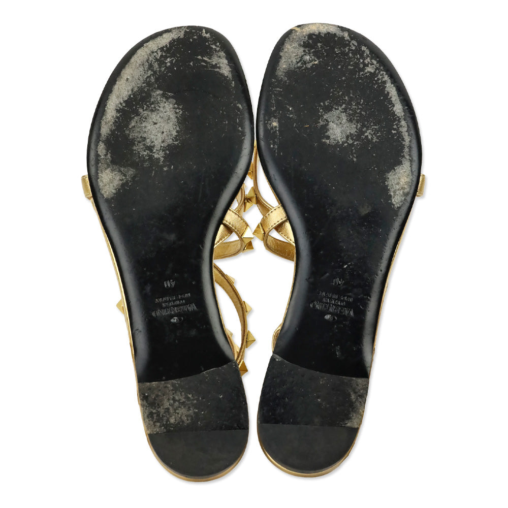 Valentino Garavani Deep Gold Rockstud Flair 5mm Flat Sandal