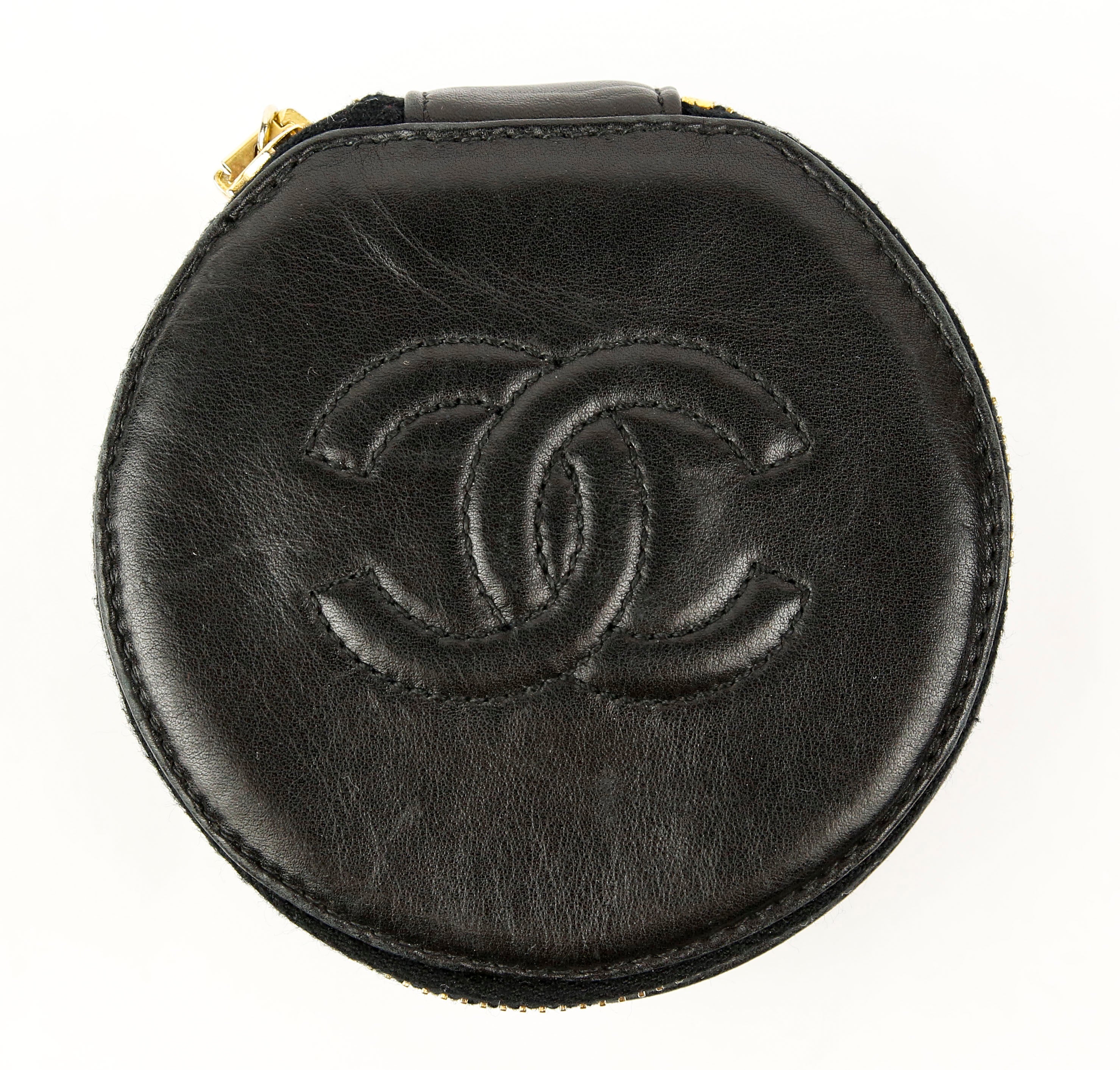 CHANEL 丸型ケース　ヴィンテージ　財布 Chanel Black Lambskin Leather Vintage Jewelry Box | DBLTKE Luxury